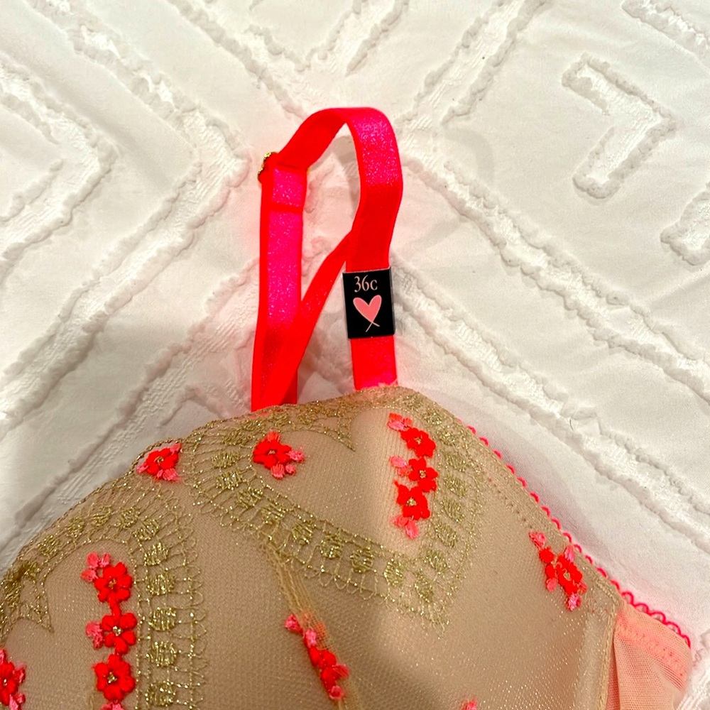 NWT Victoria Secret Bra, 36C - Picture 3 of 6